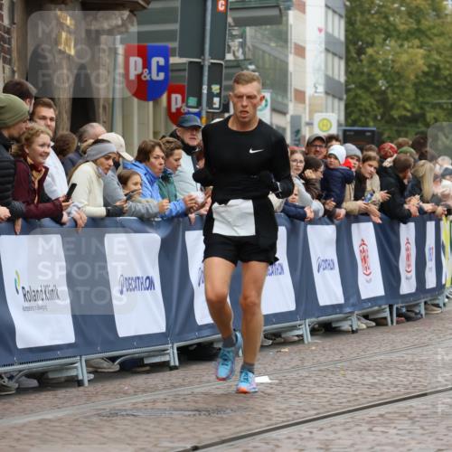 05.10.2025 - 20. swb-Marathon Bremen Strokosch-Dieckow http://msf.ph/oto/9240898 05.10.2025 12:43:11 Ziel 1068, 1459 meine-sportfotos.de