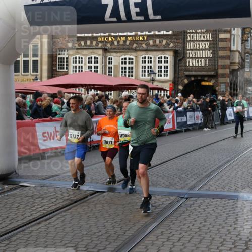 05.10.2025 - 20. swb-Marathon Bremen Yannick Fuchs http://msf.ph/oto/9240907 05.10.2025 11:08:26 Ziel 9353, 9401, 9519, 10132, 10866, 11019, 11097, 11232, 11670, 11671 meine-sportfotos.de