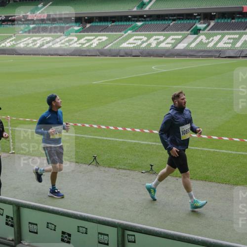 05.10.2025 - 20. swb-Marathon Bremen Michael Burmester http://msf.ph/oto/9240915 05.10.2025 10:34:51 Laufen im Stadion 7101, 7147, 7215, 9183, 9188, 9201, 9219, 9292, 9372, 9430, 9472, 9540, 9547, 9585, 9591, 9622, 9669, 9672, 9714, 9719, 9720, 9722, 9766, 9783, 9797, 9820, 9844, 9847, 9872, 9925, 9932, 9943, 9947, 9952, 9968, 9981, 10003, 10005, 10009, 10080, 10088, 10111, 10169, 10191, 10196, 10200, 10260, 10261, 10263, 10281, 10285, 10329, 10341, 10397, 10398, 10408, 10424, 10527, 10555, 10641, 10644, 10645, 10648, 10653, 10694, 10834, 10845, 10950, 10988 meine-sportfotos.de