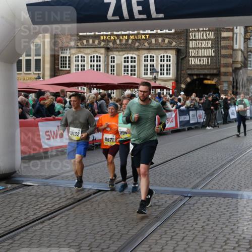 05.10.2025 - 20. swb-Marathon Bremen Yannick Fuchs http://msf.ph/oto/9240916 05.10.2025 11:08:26 Ziel 9353, 9401, 9519, 10132, 10866, 11019, 11097, 11232, 11670, 11671 meine-sportfotos.de
