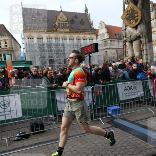 05.10.2025 - 20. swb-Marathon Bremen Yannick Fuchs http://msf.ph/oto/9240917 05.10.2025 10:40:15 Ziel 10276, 11567 meine-sportfotos.de