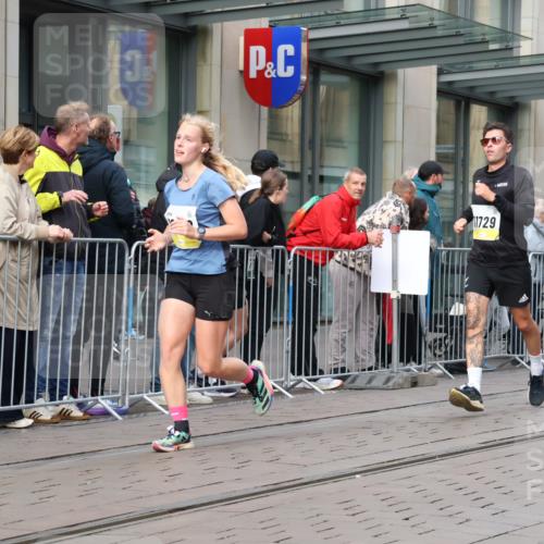05.10.2025 - 20. swb-Marathon Bremen Strokosch-Dieckow http://msf.ph/oto/9240923 05.10.2025 10:47:51 Ziel 9223, 9240, 9293, 9404, 9641, 9704, 9706, 9810, 10266, 10392, 10428, 10723, 10818, 10931, 10953, 11119, 11187, 11292, 11299, 11561, 11637, 9223, 9240, 9293, 9404, 9641, 9704, 9706, 9810, 10266, 10392, 10428, 10723, 10818, 10931, 10953, 11119, 11187, 11292, 11299, 11561, 11637 meine-sportfotos.de