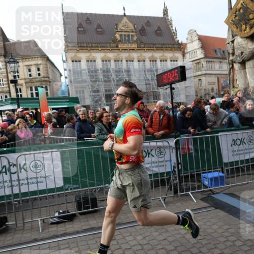 05.10.2025 - 20. swb-Marathon Bremen Yannick Fuchs http://msf.ph/oto/9240925 05.10.2025 10:40:15 Ziel 10276, 11567 meine-sportfotos.de
