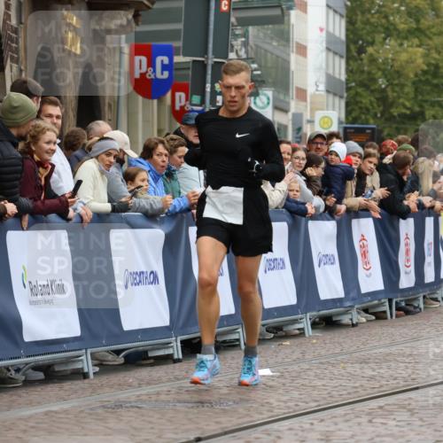 05.10.2025 - 20. swb-Marathon Bremen Strokosch-Dieckow http://msf.ph/oto/9240929 05.10.2025 12:43:11 Ziel 1068, 1459 meine-sportfotos.de