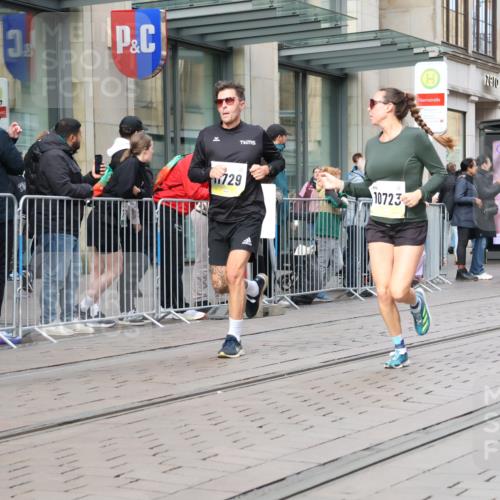 05.10.2025 - 20. swb-Marathon Bremen Strokosch-Dieckow http://msf.ph/oto/9240937 05.10.2025 10:47:51 Ziel 9223, 9240, 9293, 9404, 9641, 9704, 9706, 9810, 10266, 10392, 10428, 10723, 10818, 10931, 10953, 11119, 11187, 11292, 11299, 11561, 11637, 9223, 9240, 9293, 9404, 9641, 9704, 9706, 9810, 10266, 10392, 10428, 10723, 10818, 10931, 10953, 11119, 11187, 11292, 11299, 11561, 11637 meine-sportfotos.de