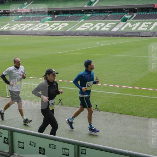 05.10.2025 - 20. swb-Marathon Bremen Michael Burmester http://msf.ph/oto/9240941 05.10.2025 10:34:51 Laufen im Stadion 7101, 7147, 7215, 9183, 9188, 9201, 9219, 9292, 9372, 9430, 9472, 9540, 9547, 9585, 9591, 9622, 9669, 9672, 9714, 9719, 9720, 9722, 9766, 9783, 9797, 9820, 9844, 9847, 9872, 9925, 9932, 9943, 9947, 9952, 9968, 9981, 10003, 10005, 10009, 10080, 10088, 10111, 10169, 10191, 10196, 10200, 10260, 10261, 10263, 10281, 10285, 10329, 10341, 10397, 10398, 10408, 10424, 10527, 10555, 10641, 10644, 10645, 10648, 10653, 10694, 10834, 10845, 10950, 10988 meine-sportfotos.de