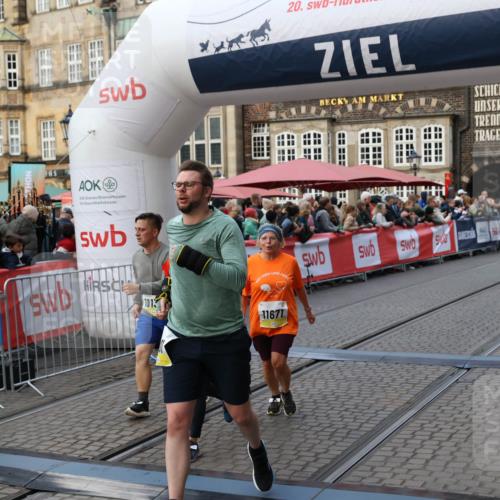 05.10.2025 - 20. swb-Marathon Bremen Yannick Fuchs http://msf.ph/oto/9240942 05.10.2025 11:08:28 Ziel 9186, 9353, 9401, 9519, 10132, 11019, 11097, 11232, 11670, 11671 meine-sportfotos.de