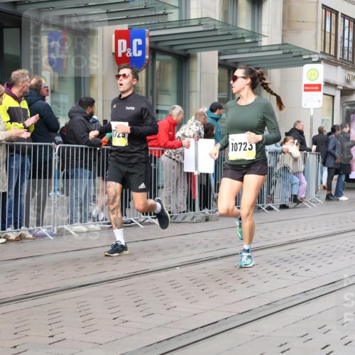 05.10.2025 - 20. swb-Marathon Bremen Strokosch-Dieckow http://msf.ph/oto/9240951 05.10.2025 10:47:51 Ziel 9223, 9240, 9293, 9404, 9641, 9704, 9706, 9810, 10266, 10392, 10428, 10723, 10818, 10931, 10953, 11119, 11187, 11292, 11299, 11561, 11637, 9223, 9240, 9293, 9404, 9641, 9704, 9706, 9810, 10266, 10392, 10428, 10723, 10818, 10931, 10953, 11119, 11187, 11292, 11299, 11561, 11637 meine-sportfotos.de