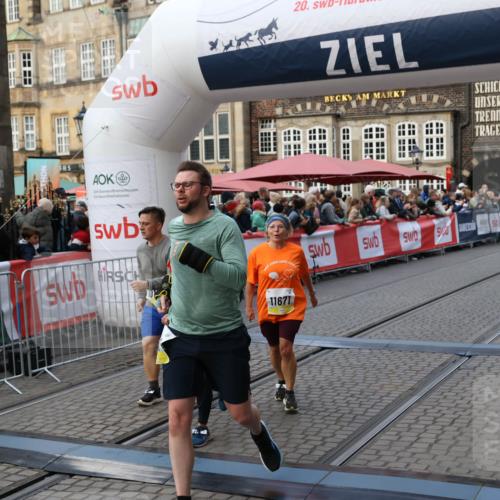 05.10.2025 - 20. swb-Marathon Bremen Yannick Fuchs http://msf.ph/oto/9240954 05.10.2025 11:08:28 Ziel 9186, 9353, 9401, 9519, 10132, 11019, 11097, 11232, 11670, 11671 meine-sportfotos.de
