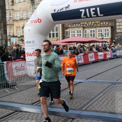 05.10.2025 - 20. swb-Marathon Bremen Yannick Fuchs http://msf.ph/oto/9240962 05.10.2025 11:08:28 Ziel 9186, 9353, 9401, 9519, 10132, 11019, 11097, 11232, 11670, 11671 meine-sportfotos.de