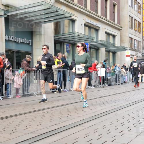 05.10.2025 - 20. swb-Marathon Bremen Strokosch-Dieckow http://msf.ph/oto/9240975 05.10.2025 10:47:52 Ziel 9223, 9240, 9293, 9404, 9641, 9665, 9704, 9706, 9810, 9958, 10109, 10211, 10266, 10392, 10428, 10723, 10818, 10931, 10953, 11119, 11292, 11299, 11561, 11637, 9223, 9240, 9293, 9404, 9641, 9665, 9704, 9706, 9810, 9958, 10109, 10211, 10266, 10392, 10428, 10723, 10818, 10931, 10953, 11119, 11292, 11299, 11561, 11637 meine-sportfotos.de