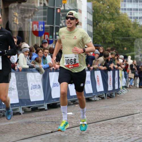 05.10.2025 - 20. swb-Marathon Bremen Strokosch-Dieckow http://msf.ph/oto/9240983 05.10.2025 12:43:12 Ziel 153, 1068, 1459 meine-sportfotos.de