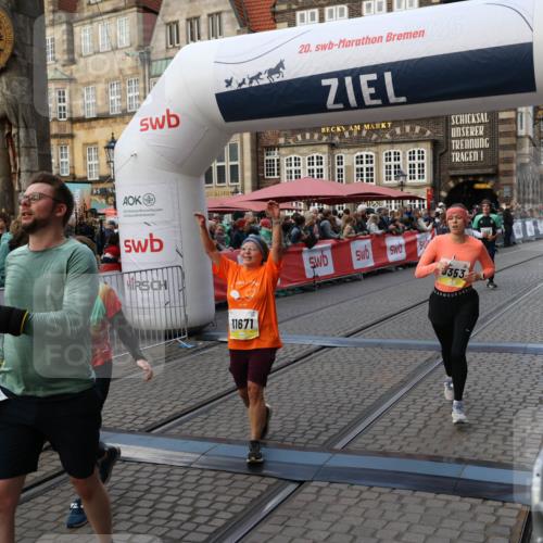 05.10.2025 - 20. swb-Marathon Bremen Yannick Fuchs http://msf.ph/oto/9240990 05.10.2025 11:08:29 Ziel 9186, 9353, 9401, 9519, 10132, 11097, 11232, 11671 meine-sportfotos.de