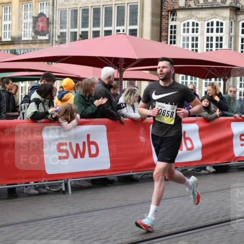 05.10.2025 - 20. swb-Marathon Bremen Yannick Fuchs http://msf.ph/oto/9240993 05.10.2025 10:40:26 Ziel 10658 meine-sportfotos.de