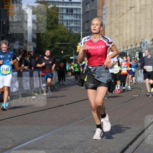 05.10.2025 - 20. swb-Marathon Bremen Strokosch-Dieckow http://msf.ph/oto/9241006 05.10.2025 10:57:12 Ziel 9231, 9292, 9314, 9450, 9489, 9577, 9844, 9947, 10169, 10293, 10545, 10657, 10917, 11015, 11138, 11202, 11434, 11596, 11686 meine-sportfotos.de