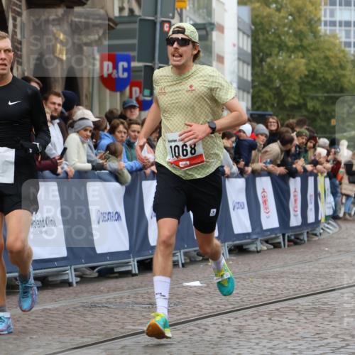 05.10.2025 - 20. swb-Marathon Bremen Strokosch-Dieckow http://msf.ph/oto/9241018 05.10.2025 12:43:12 Ziel 153, 1068, 1459 meine-sportfotos.de