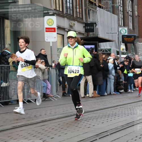 05.10.2025 - 20. swb-Marathon Bremen Strokosch-Dieckow http://msf.ph/oto/9241025 05.10.2025 10:47:55 Ziel 8787, 9223, 9293, 9298, 9404, 9641, 9665, 9704, 9706, 9810, 9958, 10109, 10131, 10211, 10392, 10428, 10723, 10818, 10931, 10953, 11119, 11292, 11299, 11561, 11637, 8787, 9223, 9293, 9298, 9404, 9641, 9665, 9704, 9706, 9810, 9958, 10109, 10131, 10211, 10392, 10428, 10723, 10818, 10931, 10953, 11119, 11292, 11299, 11561, 11637 meine-sportfotos.de