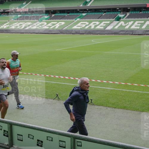 05.10.2025 - 20. swb-Marathon Bremen Michael Burmester http://msf.ph/oto/9241033 05.10.2025 10:34:54 Laufen im Stadion 7101, 7147, 7215, 9183, 9188, 9201, 9219, 9292, 9350, 9372, 9430, 9472, 9540, 9547, 9585, 9591, 9601, 9622, 9669, 9672, 9714, 9719, 9720, 9722, 9766, 9783, 9797, 9820, 9844, 9847, 9872, 9925, 9932, 9943, 9947, 9952, 9968, 9981, 10009, 10080, 10088, 10111, 10169, 10191, 10196, 10200, 10260, 10261, 10263, 10281, 10285, 10329, 10341, 10395, 10397, 10398, 10408, 10424, 10527, 10555, 10644, 10645, 10648, 10653, 10694, 10834, 10845, 10950, 10988 meine-sportfotos.de