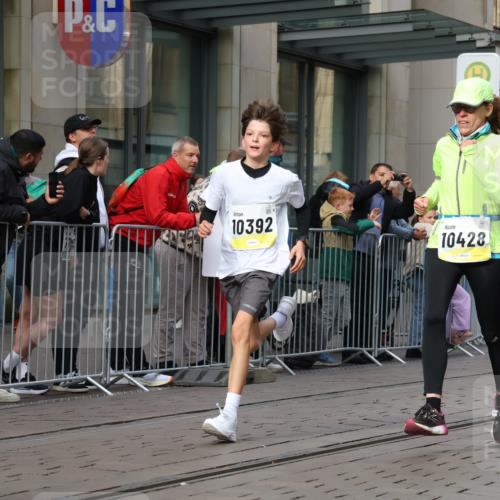 05.10.2025 - 20. swb-Marathon Bremen Strokosch-Dieckow http://msf.ph/oto/9241037 05.10.2025 10:47:55 Ziel 8787, 9223, 9293, 9298, 9404, 9641, 9665, 9704, 9706, 9810, 9958, 10109, 10131, 10211, 10392, 10428, 10723, 10818, 10931, 10953, 11119, 11292, 11299, 11561, 11637, 8787, 9223, 9293, 9298, 9404, 9641, 9665, 9704, 9706, 9810, 9958, 10109, 10131, 10211, 10392, 10428, 10723, 10818, 10931, 10953, 11119, 11292, 11299, 11561, 11637 meine-sportfotos.de