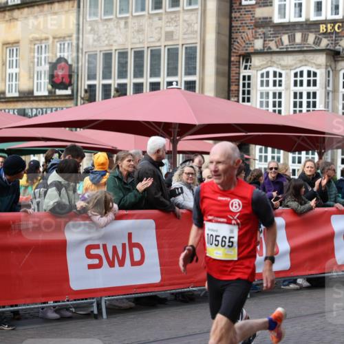 05.10.2025 - 20. swb-Marathon Bremen Yannick Fuchs http://msf.ph/oto/9241039 05.10.2025 10:40:30 Ziel 10070, 10565, 10658 meine-sportfotos.de