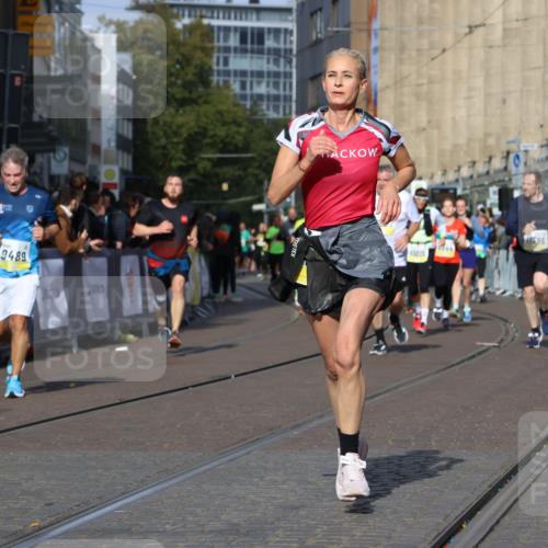 05.10.2025 - 20. swb-Marathon Bremen Strokosch-Dieckow http://msf.ph/oto/9241045 05.10.2025 10:57:12 Ziel 9231, 9292, 9314, 9450, 9489, 9577, 9844, 9947, 10169, 10293, 10545, 10657, 10917, 11015, 11138, 11202, 11434, 11596, 11686 meine-sportfotos.de