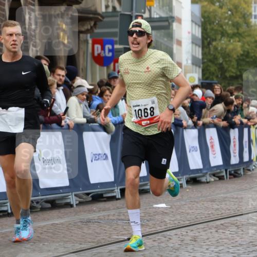 05.10.2025 - 20. swb-Marathon Bremen Strokosch-Dieckow http://msf.ph/oto/9241046 05.10.2025 12:43:13 Ziel 153, 1068, 1459 meine-sportfotos.de