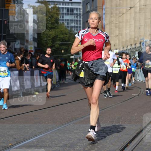 05.10.2025 - 20. swb-Marathon Bremen Strokosch-Dieckow http://msf.ph/oto/9241072 05.10.2025 10:57:12 Ziel 9231, 9292, 9314, 9450, 9489, 9577, 9844, 9947, 10169, 10293, 10545, 10657, 10917, 11015, 11138, 11202, 11434, 11596, 11686 meine-sportfotos.de