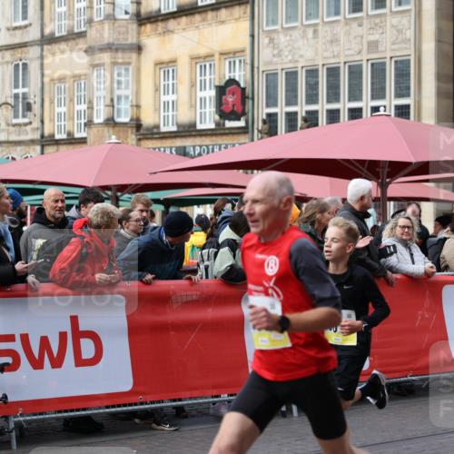 05.10.2025 - 20. swb-Marathon Bremen Yannick Fuchs http://msf.ph/oto/9241088 05.10.2025 10:40:31 Ziel 10070, 10565, 10658 meine-sportfotos.de