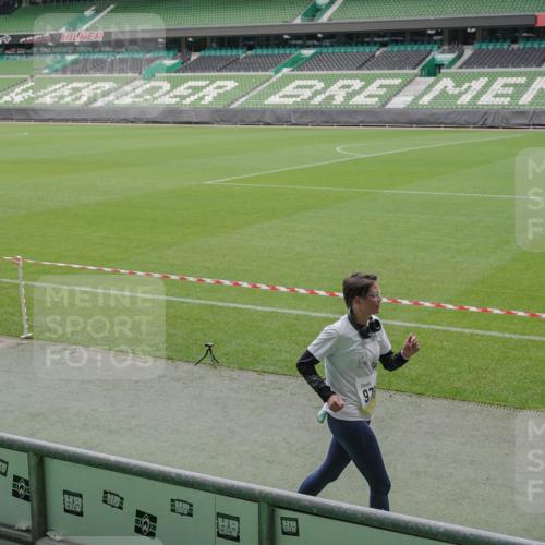 05.10.2025 - 20. swb-Marathon Bremen Michael Burmester http://msf.ph/oto/9241099 05.10.2025 10:34:56 Laufen im Stadion 7101, 7147, 7215, 9183, 9188, 9201, 9219, 9292, 9350, 9372, 9430, 9472, 9495, 9540, 9547, 9582, 9585, 9591, 9601, 9622, 9669, 9672, 9714, 9719, 9720, 9722, 9766, 9783, 9797, 9820, 9844, 9847, 9872, 9925, 9932, 9943, 9947, 9952, 9968, 9981, 10009, 10080, 10088, 10105, 10111, 10169, 10179, 10191, 10196, 10200, 10260, 10261, 10263, 10281, 10285, 10329, 10341, 10395, 10397, 10398, 10408, 10424, 10527, 10555, 10644, 10645, 10648, 10653, 10694, 10834, 10845, 10950, 10988 meine-sportfotos.de