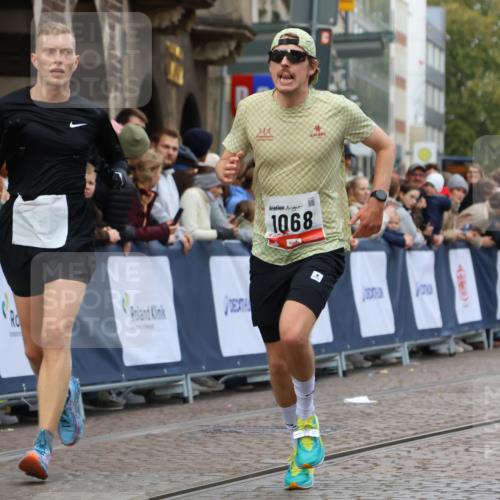 05.10.2025 - 20. swb-Marathon Bremen Strokosch-Dieckow http://msf.ph/oto/9241100 05.10.2025 12:43:13 Ziel 153, 1068, 1459 meine-sportfotos.de