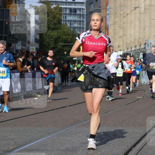 05.10.2025 - 20. swb-Marathon Bremen Strokosch-Dieckow http://msf.ph/oto/9241108 05.10.2025 10:57:12 Ziel 9231, 9292, 9314, 9450, 9489, 9577, 9844, 9947, 10169, 10293, 10545, 10657, 10917, 11015, 11138, 11202, 11434, 11596, 11686 meine-sportfotos.de
