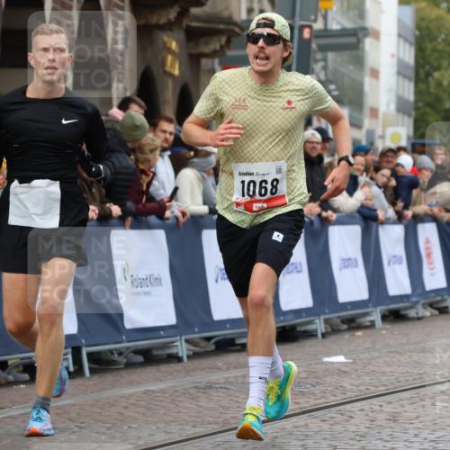 05.10.2025 - 20. swb-Marathon Bremen Strokosch-Dieckow http://msf.ph/oto/9241117 05.10.2025 12:43:13 Ziel 153, 1068, 1459 meine-sportfotos.de