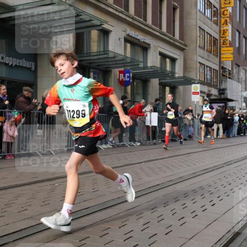 05.10.2025 - 20. swb-Marathon Bremen Strokosch-Dieckow http://msf.ph/oto/9241140 05.10.2025 10:47:59 Ziel 8787, 9223, 9293, 9298, 9404, 9437, 9641, 9665, 9704, 9706, 9810, 9958, 10109, 10131, 10177, 10211, 10428, 10685, 10723, 10931, 10953, 11005, 11119, 11292, 11299, 11357, 11505, 11561, 11637, 8787, 9223, 9293, 9298, 9404, 9437, 9641, 9665, 9704, 9706, 9810, 9958, 10109, 10131, 10177, 10211, 10428, 10685, 10723, 10931, 10953, 11005, 11119, 11292, 11299, 11357, 11505, 11561, 11637 meine-sportfotos.de