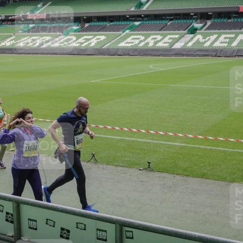 05.10.2025 - 20. swb-Marathon Bremen Michael Burmester http://msf.ph/oto/9241147 05.10.2025 10:34:57 Laufen im Stadion 7101, 7147, 7163, 7215, 9183, 9188, 9201, 9219, 9292, 9350, 9372, 9430, 9472, 9495, 9540, 9547, 9582, 9585, 9601, 9622, 9669, 9672, 9719, 9720, 9722, 9766, 9783, 9797, 9820, 9844, 9847, 9872, 9925, 9932, 9943, 9947, 9952, 9968, 9981, 10009, 10080, 10088, 10105, 10111, 10169, 10179, 10191, 10196, 10200, 10260, 10261, 10263, 10281, 10285, 10329, 10341, 10395, 10397, 10398, 10424, 10527, 10555, 10644, 10645, 10648, 10653, 10694, 10834, 10845, 10950, 10988, 9472 meine-sportfotos.de