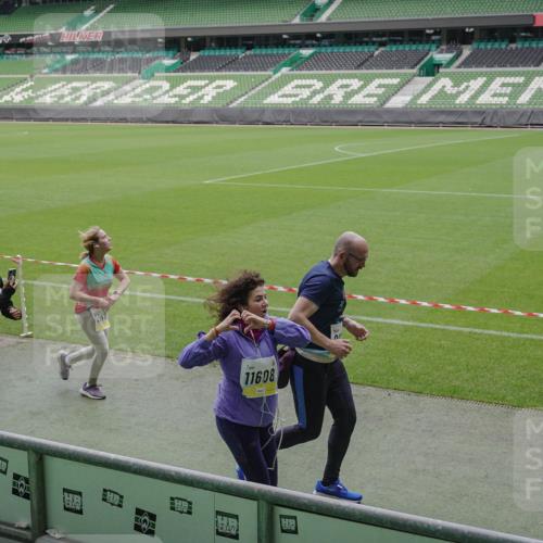 05.10.2025 - 20. swb-Marathon Bremen Michael Burmester http://msf.ph/oto/9241169 05.10.2025 10:34:58 Laufen im Stadion 7101, 7147, 7163, 7215, 9183, 9188, 9201, 9219, 9292, 9350, 9372, 9430, 9495, 9540, 9547, 9582, 9585, 9601, 9622, 9669, 9672, 9719, 9720, 9722, 9766, 9783, 9797, 9820, 9844, 9847, 9872, 9925, 9932, 9943, 9947, 9952, 9968, 9981, 10009, 10049, 10080, 10088, 10105, 10111, 10169, 10179, 10191, 10196, 10200, 10260, 10261, 10263, 10281, 10285, 10329, 10341, 10395, 10397, 10424, 10527, 10555, 10644, 10645, 10648, 10653, 10694, 10834, 10845, 10950, 10988, 7101, 9472, 9820 meine-sportfotos.de