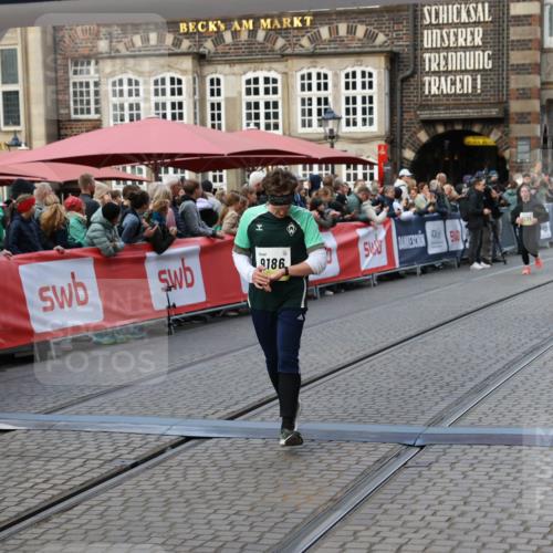 05.10.2025 - 20. swb-Marathon Bremen Yannick Fuchs http://msf.ph/oto/9241178 05.10.2025 11:08:31 Ziel 9186, 9353, 9401, 9552, 10132, 11097, 11671 meine-sportfotos.de