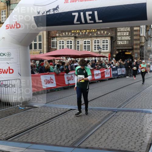 05.10.2025 - 20. swb-Marathon Bremen Yannick Fuchs http://msf.ph/oto/9241186 05.10.2025 11:08:32 Ziel 9186, 9353, 9401, 9552, 10132, 11097, 11671 meine-sportfotos.de