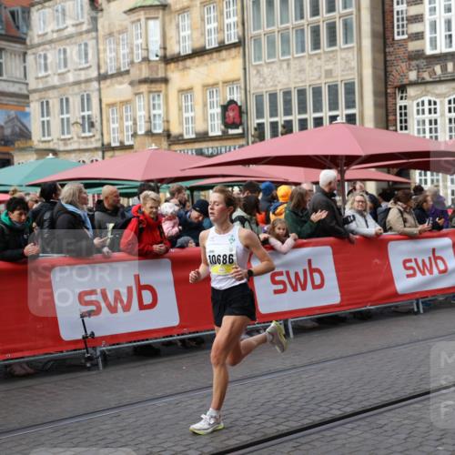 05.10.2025 - 20. swb-Marathon Bremen Yannick Fuchs http://msf.ph/oto/9241207 05.10.2025 10:40:35 Ziel 10070, 10565, 10658, 10686 meine-sportfotos.de