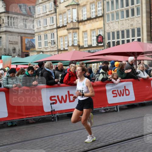 05.10.2025 - 20. swb-Marathon Bremen Yannick Fuchs http://msf.ph/oto/9241222 05.10.2025 10:40:35 Ziel 10070, 10565, 10658, 10686 meine-sportfotos.de