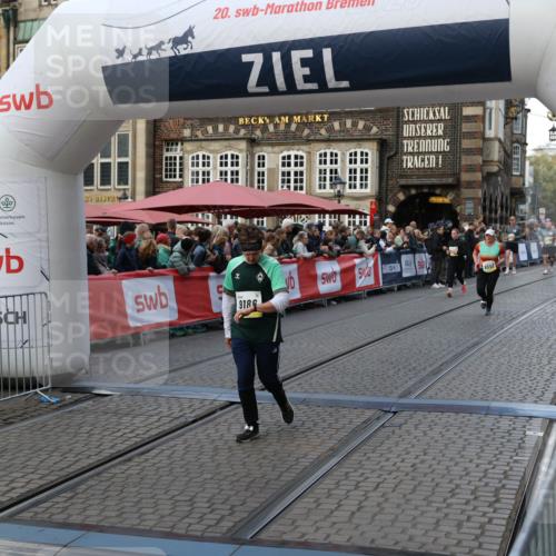 05.10.2025 - 20. swb-Marathon Bremen Yannick Fuchs http://msf.ph/oto/9241227 05.10.2025 11:08:32 Ziel 9186, 9353, 9401, 9552, 10132, 11097, 11671 meine-sportfotos.de