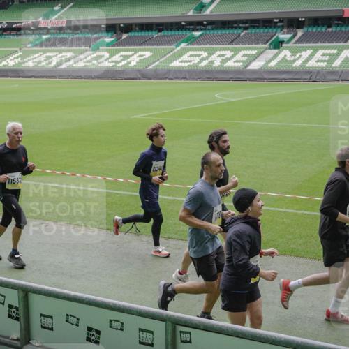 05.10.2025 - 20. swb-Marathon Bremen Michael Burmester http://msf.ph/oto/9241237 05.10.2025 10:35:00 Laufen im Stadion 7147, 7163, 7215, 9183, 9188, 9201, 9219, 9292, 9350, 9372, 9430, 9495, 9540, 9547, 9582, 9585, 9601, 9622, 9625, 9666, 9669, 9672, 9719, 9720, 9722, 9766, 9783, 9797, 9844, 9847, 9872, 9925, 9932, 9943, 9952, 9968, 9981, 10009, 10049, 10080, 10088, 10105, 10111, 10169, 10179, 10191, 10200, 10260, 10261, 10263, 10281, 10285, 10329, 10341, 10377, 10395, 10397, 10527, 10555, 10644, 10645, 10648, 10653, 10694, 10834, 10845, 10950, 10988, 7101, 9472, 9820 meine-sportfotos.de