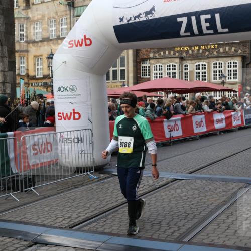 05.10.2025 - 20. swb-Marathon Bremen Yannick Fuchs http://msf.ph/oto/9241248 05.10.2025 11:08:33 Ziel 9186, 9235, 9353, 9552, 10132, 11097, 11671 meine-sportfotos.de