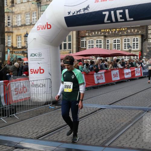 05.10.2025 - 20. swb-Marathon Bremen Yannick Fuchs http://msf.ph/oto/9241268 05.10.2025 11:08:33 Ziel 9186, 9235, 9353, 9552, 10132, 11097, 11671 meine-sportfotos.de