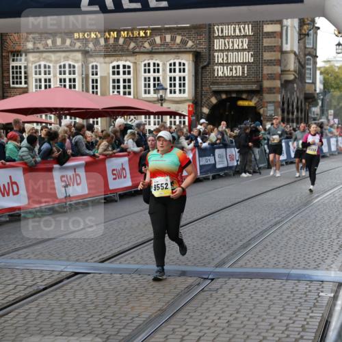 05.10.2025 - 20. swb-Marathon Bremen Yannick Fuchs http://msf.ph/oto/9241277 05.10.2025 11:08:35 Ziel 9186, 9235, 9481, 9552 meine-sportfotos.de