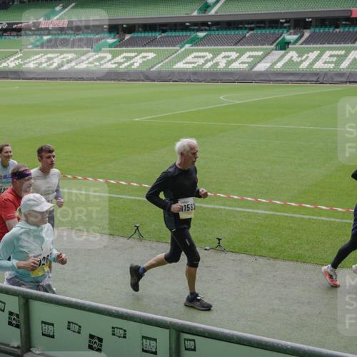 05.10.2025 - 20. swb-Marathon Bremen Michael Burmester http://msf.ph/oto/9241280 05.10.2025 10:35:01 Laufen im Stadion 7147, 7163, 7215, 9183, 9188, 9201, 9219, 9292, 9350, 9372, 9430, 9495, 9540, 9547, 9582, 9585, 9601, 9622, 9625, 9666, 9669, 9672, 9719, 9720, 9722, 9766, 9783, 9797, 9844, 9847, 9872, 9886, 9925, 9932, 9943, 9952, 9968, 9981, 10049, 10080, 10088, 10105, 10111, 10169, 10179, 10191, 10200, 10260, 10261, 10263, 10281, 10285, 10329, 10341, 10377, 10395, 10397, 10527, 10555, 10644, 10645, 10648, 10653, 10694, 10834, 10845, 10950, 10988, 7101, 9472, 9820 meine-sportfotos.de