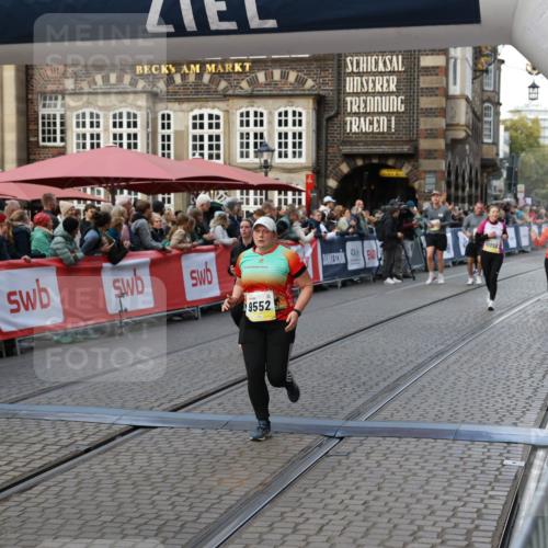 05.10.2025 - 20. swb-Marathon Bremen Yannick Fuchs http://msf.ph/oto/9241281 05.10.2025 11:08:35 Ziel 9186, 9235, 9481, 9552 meine-sportfotos.de