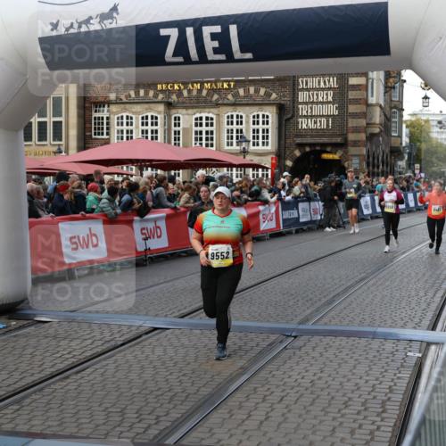 05.10.2025 - 20. swb-Marathon Bremen Yannick Fuchs http://msf.ph/oto/9241299 05.10.2025 11:08:35 Ziel 9186, 9235, 9481, 9552 meine-sportfotos.de