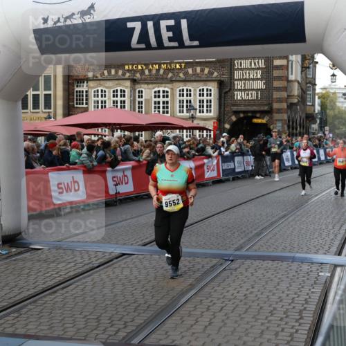 05.10.2025 - 20. swb-Marathon Bremen Yannick Fuchs http://msf.ph/oto/9241312 05.10.2025 11:08:35 Ziel 9186, 9235, 9481, 9552 meine-sportfotos.de
