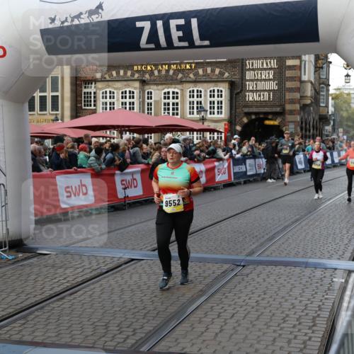 05.10.2025 - 20. swb-Marathon Bremen Yannick Fuchs http://msf.ph/oto/9241330 05.10.2025 11:08:35 Ziel 9186, 9235, 9481, 9552 meine-sportfotos.de
