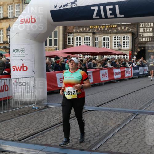 05.10.2025 - 20. swb-Marathon Bremen Yannick Fuchs http://msf.ph/oto/9241364 05.10.2025 11:08:36 Ziel 9186, 9235, 9481, 9552, 10859 meine-sportfotos.de